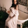 Light pink maternity pictures ideas in the bath tub
