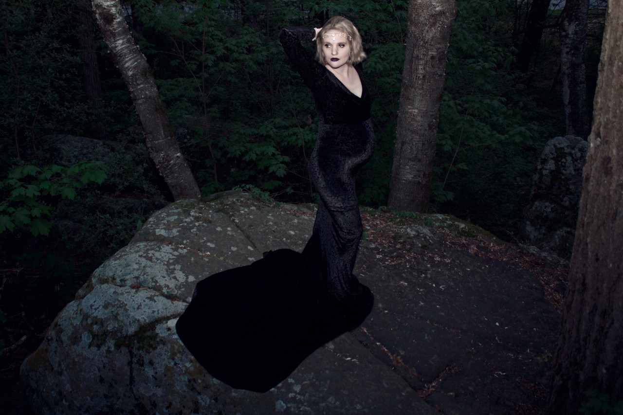 black-vampire-style-maternity-gown