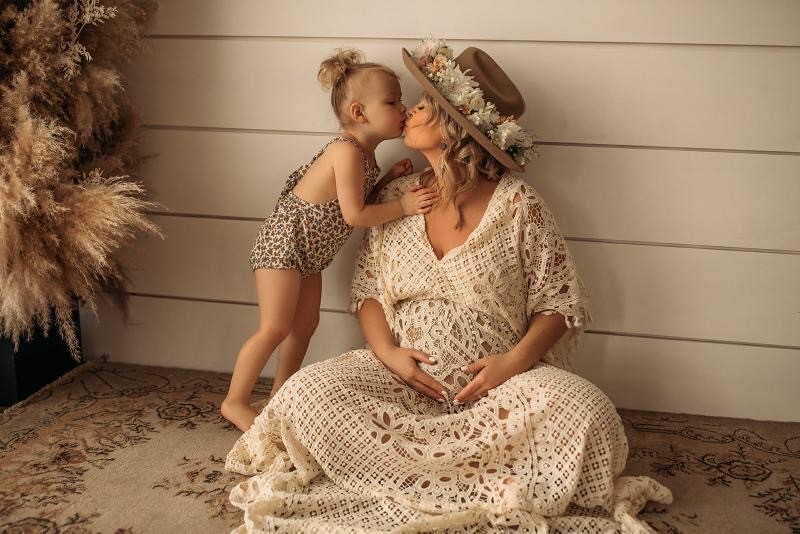 daughter-kissing-pregnant-mom